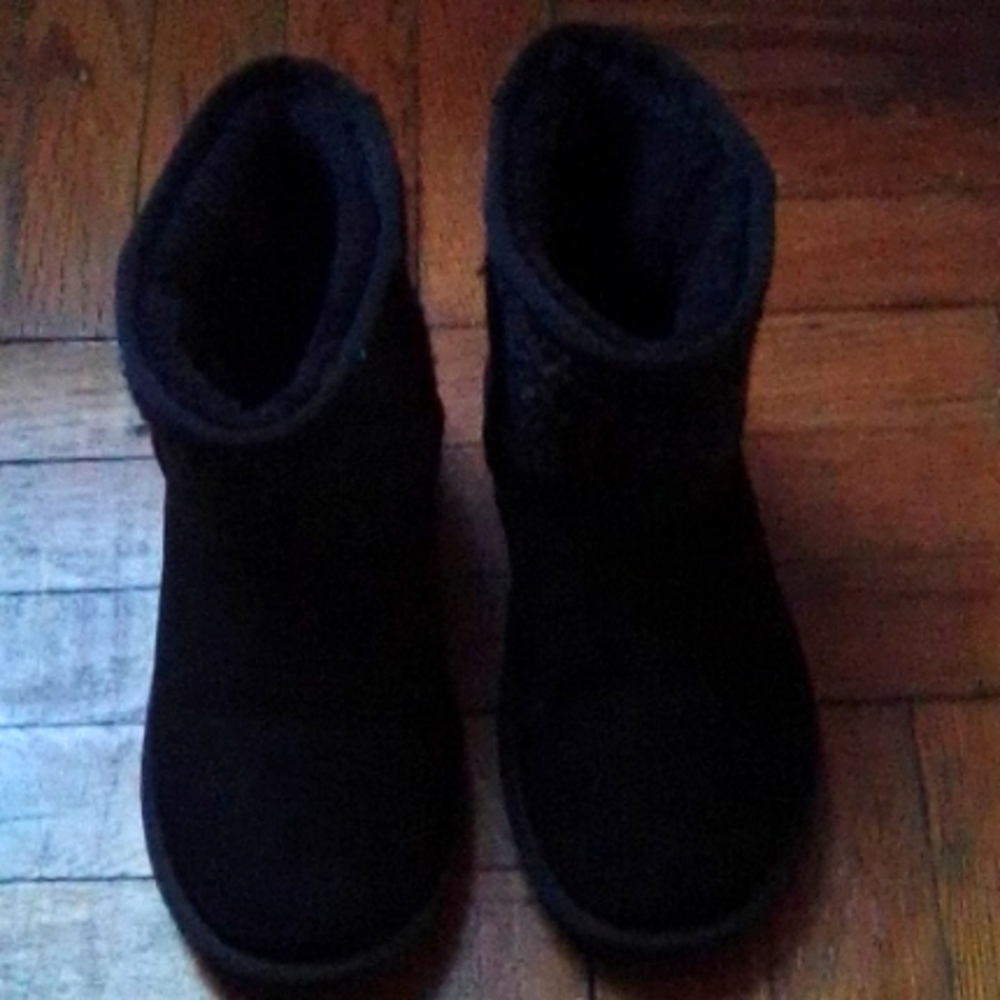 Women's Suede MINNETONKA boots. Size 7. Black